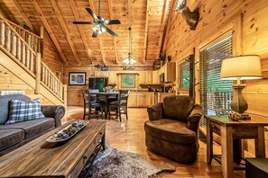 Una Smart TV, una chimenea, videojuegos, un reproductor de DVD