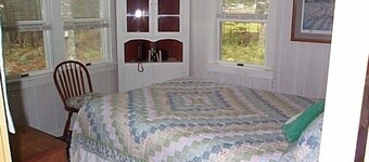 Charming Lakeside Home,Dream Location, beach, Kayaks,nature, fishing