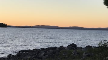 Plage à proximité, chaises longues, serviettes de plage