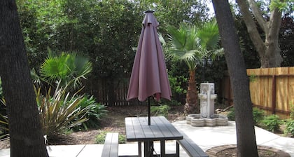 Cómoda unidad privada de 3 dormitorios / 2 baños con patio trasero