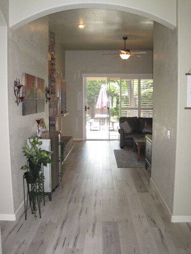 Mukava 3 vuodetta / 2 kylpy yksityinen yksikkö takapihalla