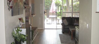 Confortable 3 lits / 2 salles de bain unité privée avec arrière-cour