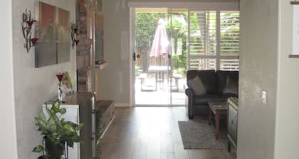 Mukava 3 vuodetta / 2 kylpy yksityinen yksikkö takapihalla