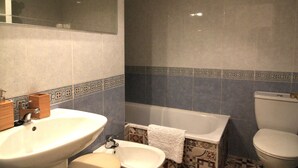 A bathroom with a sink, toilet, and bathtub. - Avilés-Salinas V. U.T. 612-AS (salinas/castrillon)