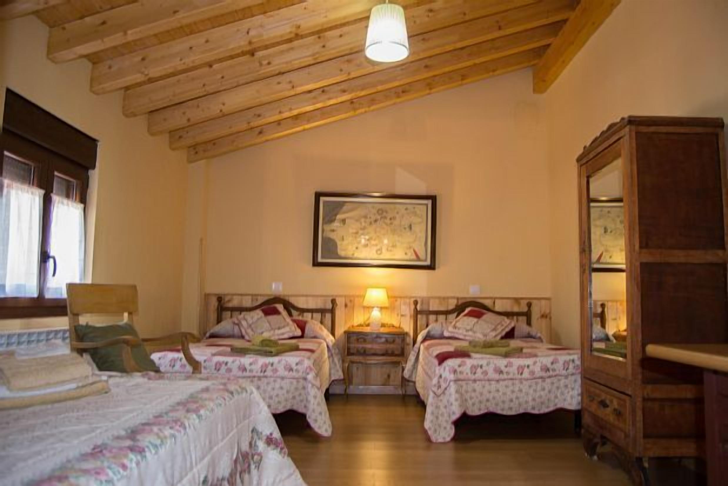 4 dormitorios, tabla de planchar con plancha, wifi gratis y ropa de cama