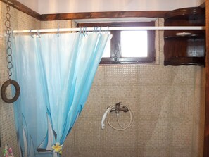 Douche, sĂšche-cheveux, serviettes fournies, papier toilette