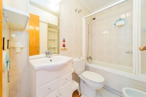 Baignoire, sĂšche-cheveux, serviettes fournies