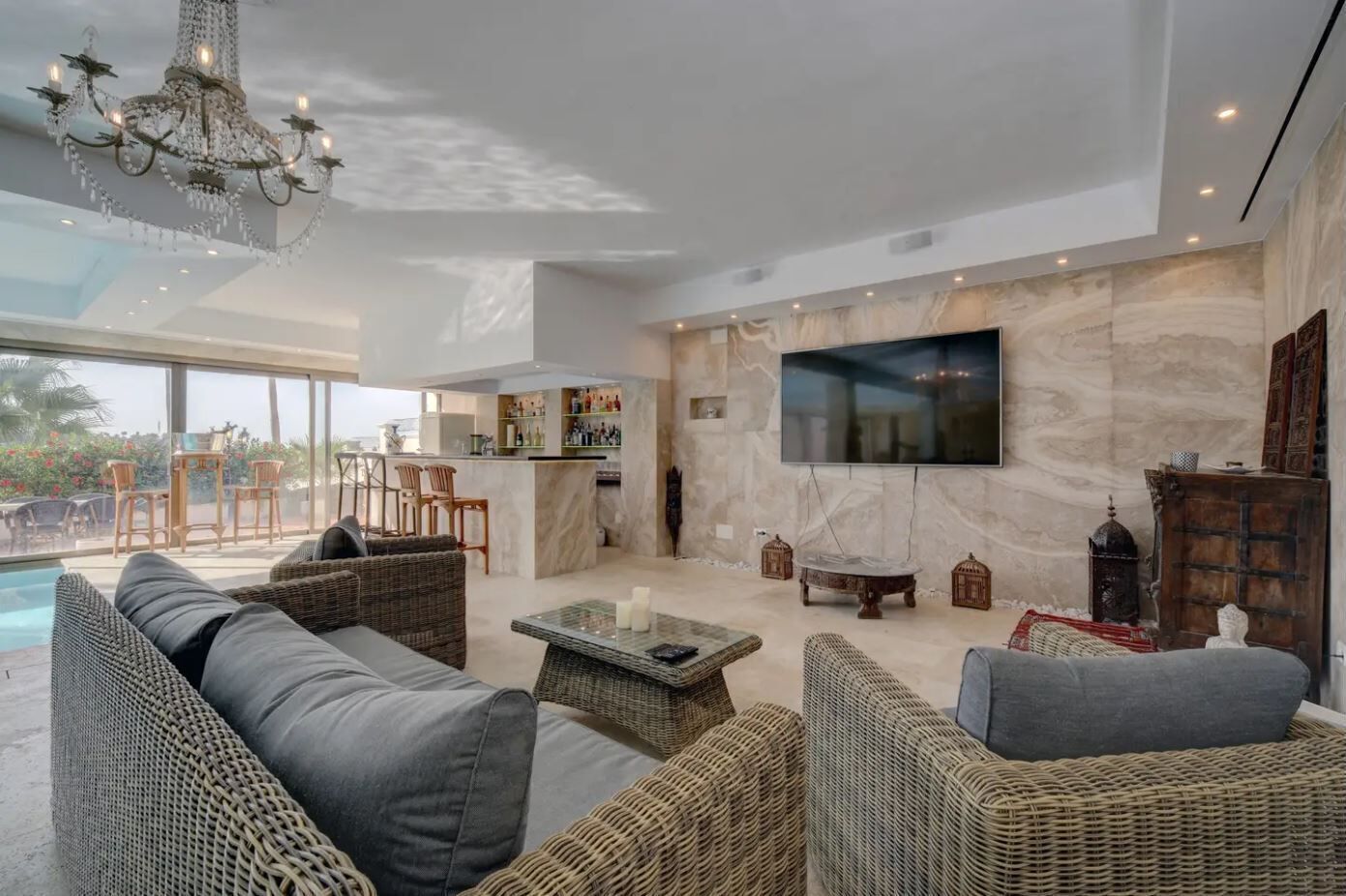 Een televisie en een stereo