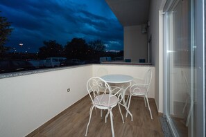 Outdoor dining - Luxury apartment with heated pool and gallery KLIS (Klis)