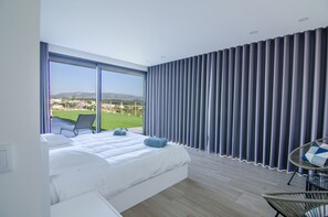 4 quartos, ferros/tábuas de passar roupa, berço de viagem