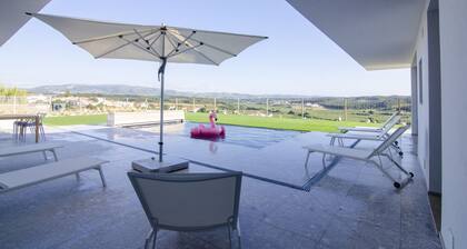 Ganz neu: DISIGN VILLA SILVERCOAST PORTUGAL MIT BEHEIZTEM INFINITY POOL