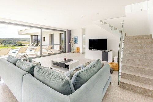 Ganz neu: DISIGN VILLA SILVERCOAST PORTUGAL MIT BEHEIZTEM INFINITY POOL 