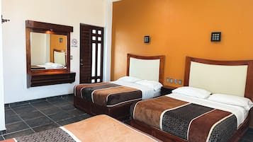 Kamar Triple Keluarga | Setrika/meja setrika, Wi-Fi gratis, dan seprai linen