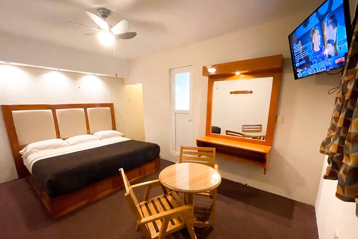 Comfort Studio Suite | Iron/ironing board (on request), free WiFi, bed sheets