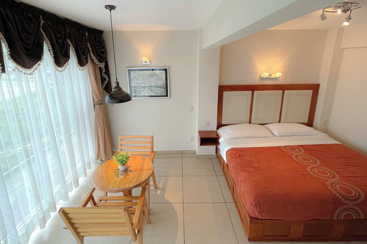 Deluxe Studio Suite | Iron/ironing board (on request), free WiFi, bed sheets