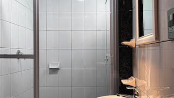Habitación triple familiar | Baño | Regadera y toallas