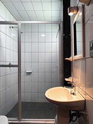 Family Triple Room | Bathroom | Shower, towels - Hotel Fandangos (Asunción Nochixtlán)
