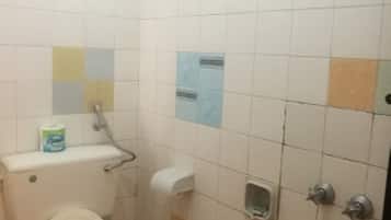 Standardrum | Badrum | Dusch, gratis toalettartiklar, tofflor och handdukar