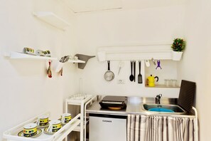 Stovetop, coffee/tea maker, cookware/dishes/utensils