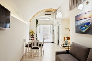 TV - Casa Clemente x4 in the historic center (Bari)