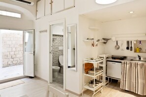 Stovetop, coffee/tea maker, cookware/dishes/utensils