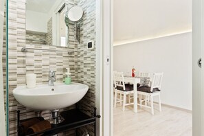 Een douche, een haardroger, handdoeken, toiletpapier