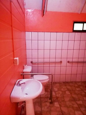 Family Chalet | Bathroom | Shower, towels, toilet paper - Cabañas Las Orquideas (Miramar)