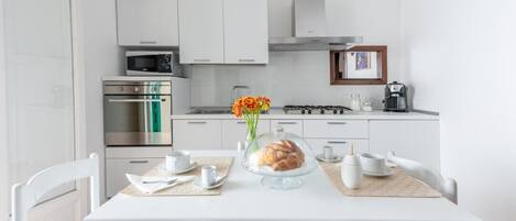 Køleskab, mikrobølgeovn, ovn, kogeplade