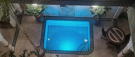 Utendørsbasseng og et oppvarmet basseng