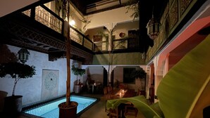 تناول الطعام بالخارج