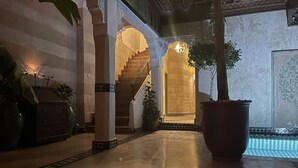 المنشأة من الداخل