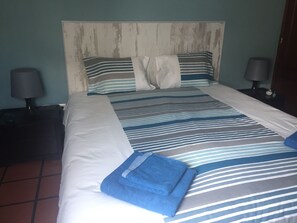 3 bedrooms, iron/ironing board, internet, bed sheets - Lake View House _Montargil (Montargil)