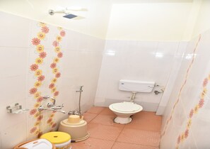 Habitación Deluxe doble | Baño | Ducha, artículos de higiene personal gratuitos y toallas
