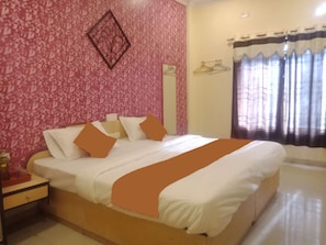 Deluxe Double Room | WiFi, bed sheets