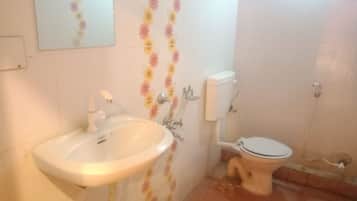 Deluxe Double Room | Bathroom | Shower, free toiletries, towels