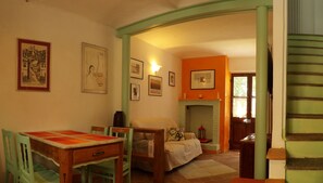 Interior - Pomegranate house (Alfiano Natta)