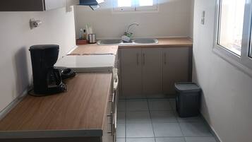 Réfrigérateur, four, cafetiÚre/bouilloire, bouilloire électrique