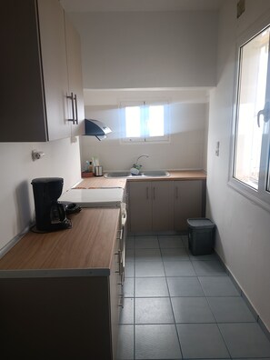 Fridge, oven, coffee/tea maker, electric kettle