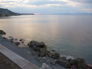 Plage, chaises longues, serviettes de plage