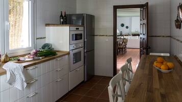 Een koelkast, een microgolfoven, een oven, een vaatwasser