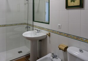 Suihku, hiustenkuivaaja, pyyhkeet