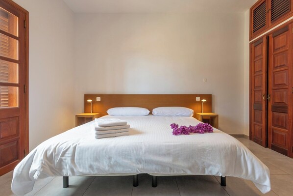 3 bedrooms, iron/ironing board, free WiFi, bed sheets