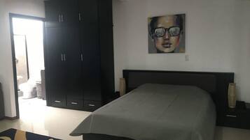 Studio Kota | Tirai kedap cahaya, setrika/meja setrika, Wi-Fi gratis, dan seprai linen