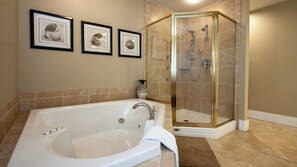 Apartment, Mehrere Betten, eigener Pool, Meerblick | Badezimmer