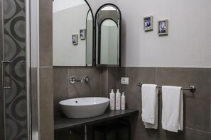 Dusche, Haartrockner, Handtücher