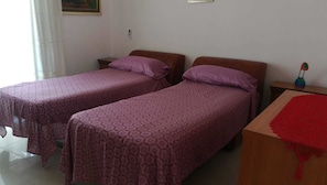 Doppel- oder Zweibettzimmer, eigenes Bad | Schallisolierte Zimmer, kostenloses WLAN, Bettwäsche