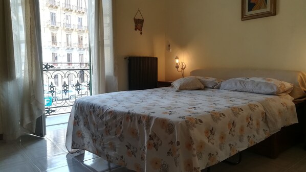 Habitación doble, baño compartido | Sistema de insonorización, wifi gratis, ropa de cama