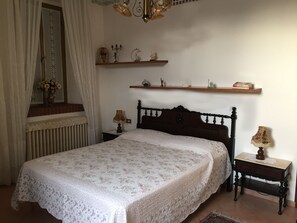 1 غرفة نوم وخزنة داخل الغرفة ومكتب ومكواة/لوح كي