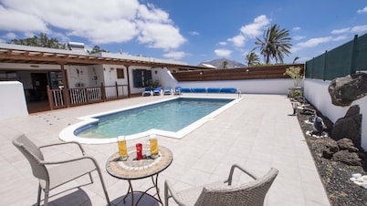 Villa de 2 dormitorios y 2 baños, piscina climatizada, área de juegos. Aire acondicionado Excelente ubicación.