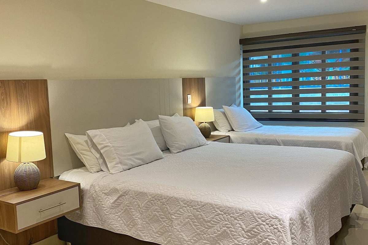 Shower, rainfall showerhead, free toiletries, hair dryer